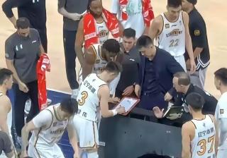 IM体育下载-包含辽宁本钢教练团队调整战术，取得连胜的词条