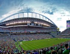 IM体育平台-一剑封喉！伦纳德关键进球定乾坤，湖人轻取尼克斯展露冠军相