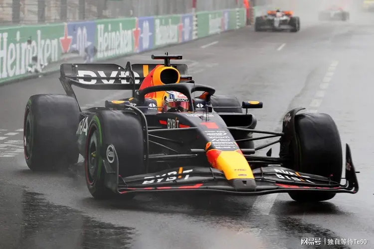 IM体育下载-阿斯顿马丁轻取雷诺车队，佩雷兹刷新纪录